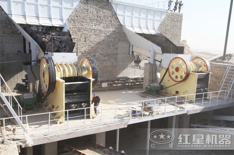 礦用顎式破碎機工作現(xiàn)場